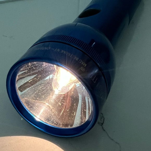 MAG-LITE 2 Cell Flashlight in Blue - Picture 2 of 7